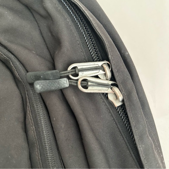 North Face Vault Black Backpack School Hiking Outdoors Travel Pockets Laptop - Picture 4 of 16
